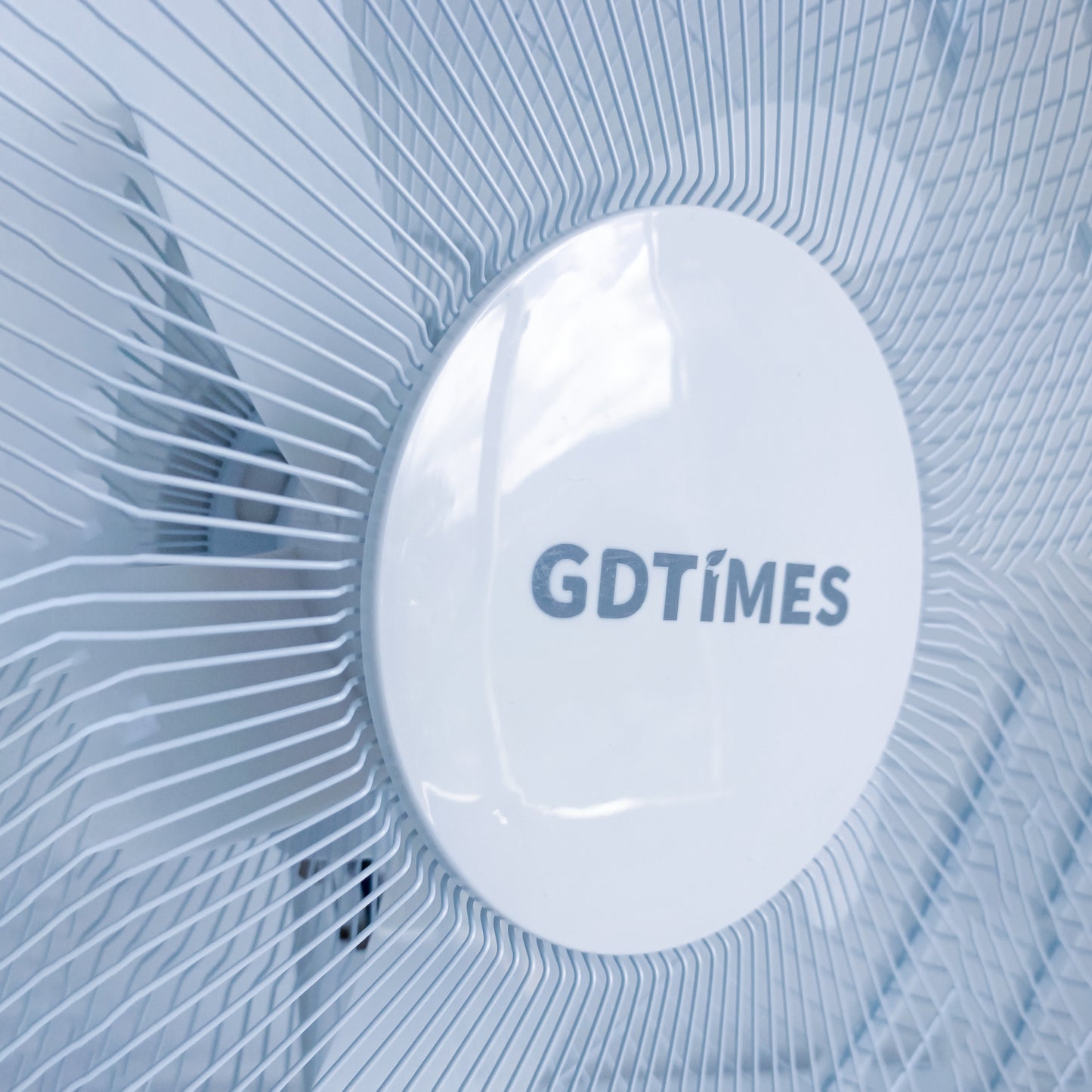 Ventilador GD TIMES 16 pulgadas con Panel Solar | Recarga Dispositivos | Bombillos de Emergencia